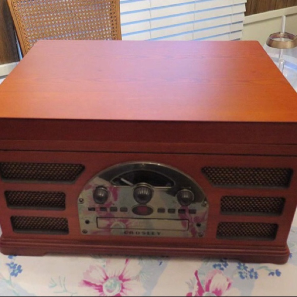 Vinyl Record Player 🖤